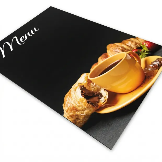 Folia magnetyczna kredowa z nadrukiem menu i motywem śniadaniowym, zaprezentowana w ujęciu z perspektywy