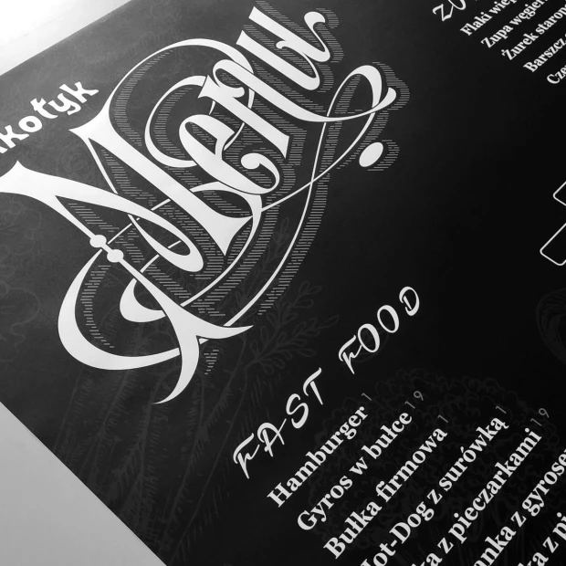 Folia magnetyczna kredowa z nadrukiem menu restauracji, sfotografowana z ukosa pod kątem