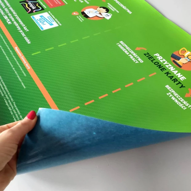 Folia magnetyczna suchościeralna z własnym nadrukiem - Wzór graficzny. Zielone tło z ikonami i tekstem w różnych kolorach
