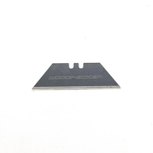 Bezpieczny nóż na wysięgniku - Wzór graficzny. Ostrze trapezowe w metalicznym kolorze z logo