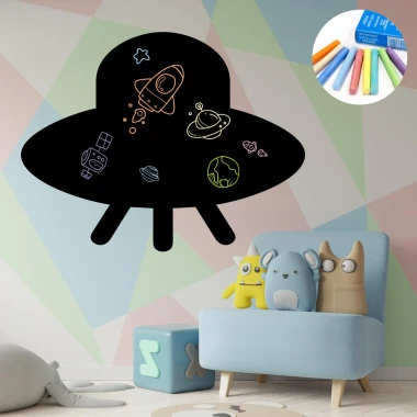 Naklejka do pisania kredą UFO 422 - Aranżacja w pokoju dziecięcym. Ściany w pastelowych kolorach, meble w jasnych odcieniach