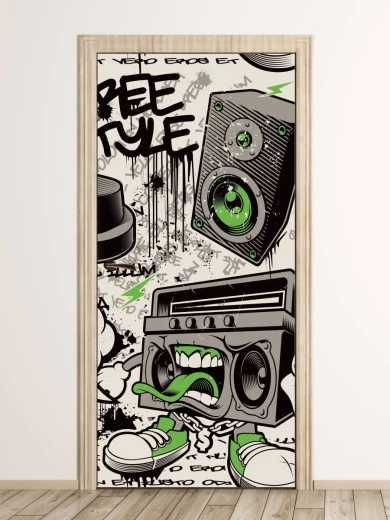 Okleina na drzwi z nadrukiem miejskiego graffiti z motywem głośnika, magnetofonu i napisu Freestyle