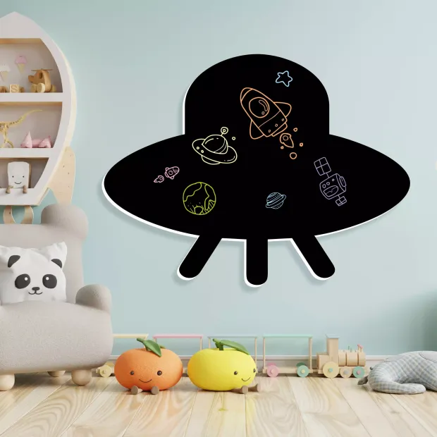 Tablica magnetyczna do pisania kredą UFO 414 - Aranżacja w pokoju dziecięcym. Ściany w jasnym kolorze, meble w pastelowych