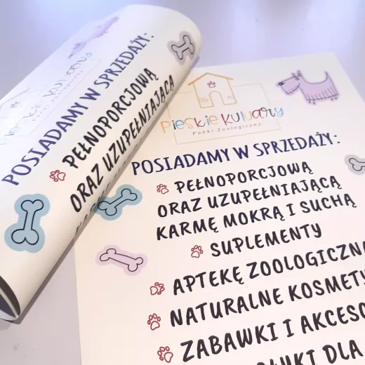 Naklejka ścienna z przykładowym nadrukiem reklamowym dla sklepu zoologicznego, pokazana w arkuszu i rulonie