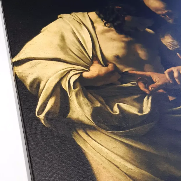 Detal reprodukcji Caravaggia Niewierny Tomasz na płótnie ukazujący fakturę materiału i zadrukowany bok obrazu