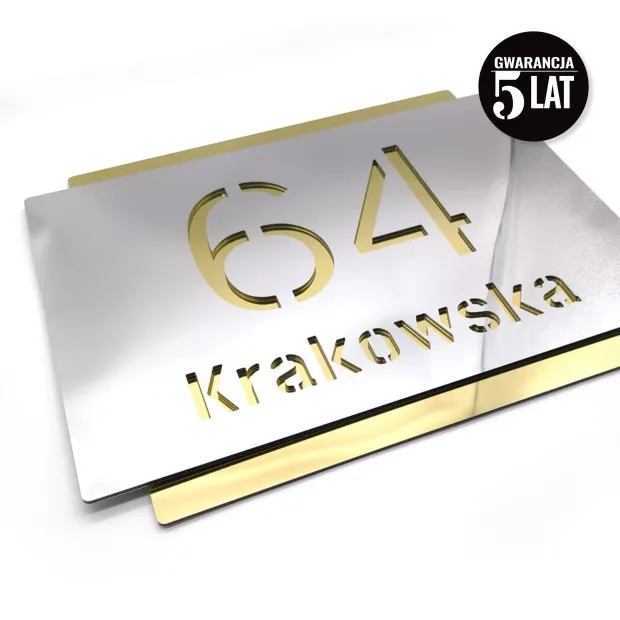 Srebrno-złota tabliczka adresowa z dibondu z wyfrezowanym polem na numer domu i nazwę ulicy na białym tle