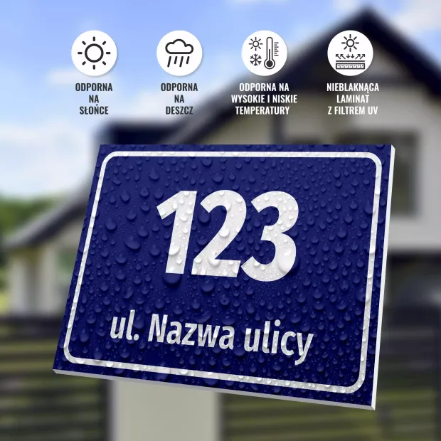 Niebieska tabliczka adresowa z polem na numer i ulicę, przedstawiona na infografice z opisem odporności na pogodę