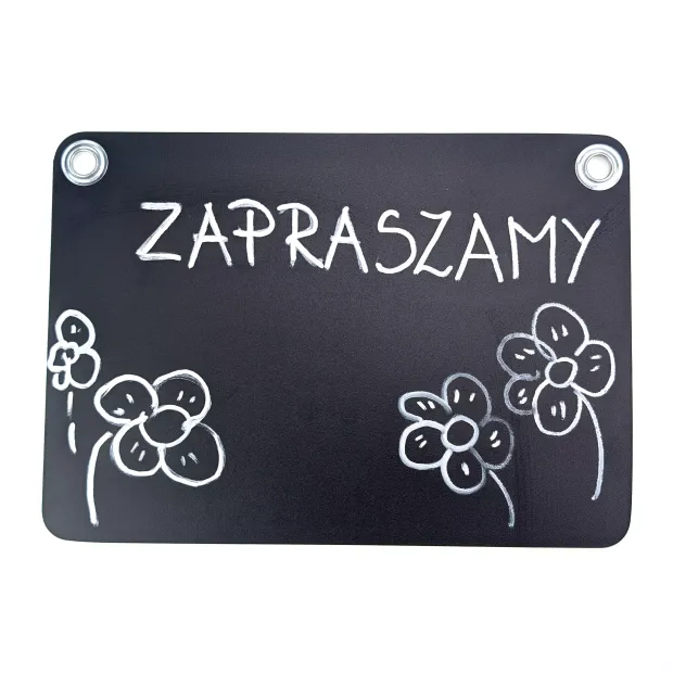 Tabliczka kredowa A4 do zawieszenia - Wzór graficzny. Na czarnej powierzchni białe napisy i kwiaty