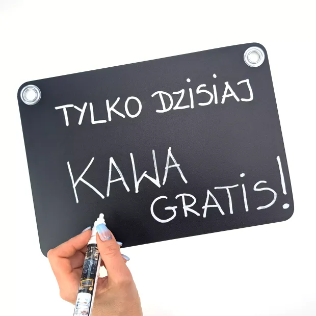Tabliczka kredowa A4 do zawieszenia - Wzór graficzny. Czarna tabliczka z białym napisem i okrągłymi otworami