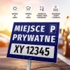 Tabliczka Miejsce prywatne, z polem na nr rejestracyjny pojazdu - Wzór graficzny. Niebieskie tło z białym napisem i symbolem