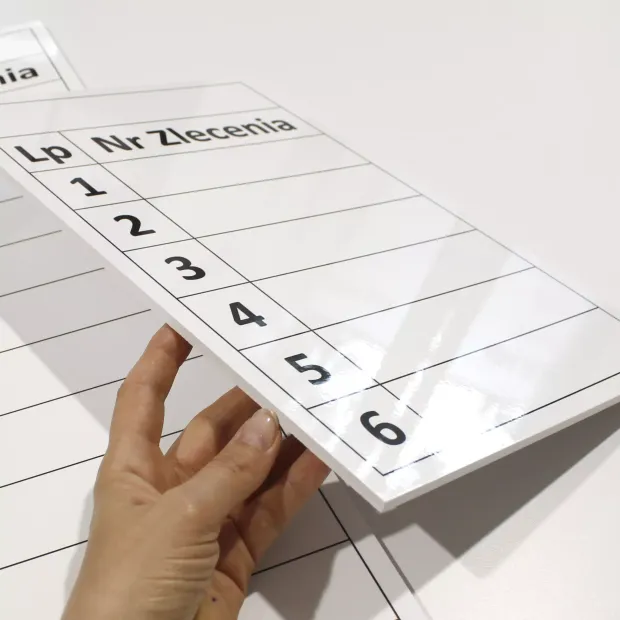 Tabliczka suchościeralna A4 - Wzór graficzny. Prosta grafika z poziomymi liniami i numerami w kolumnach