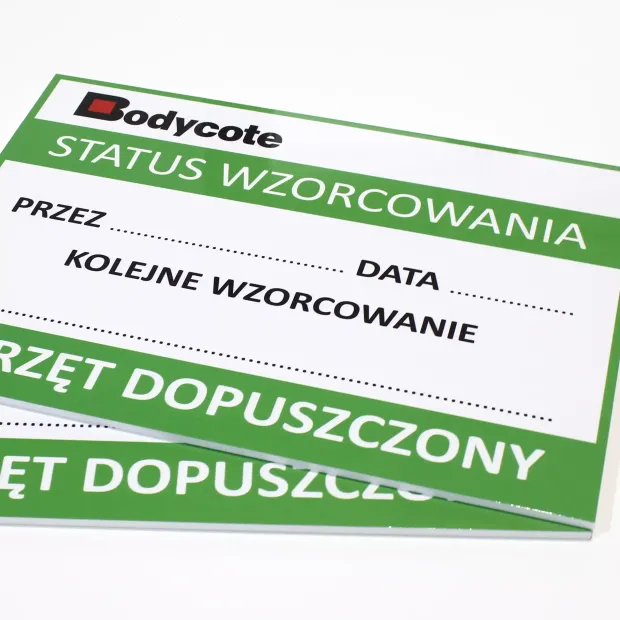 Tabliczka suchościeralna A5 - Wzór graficzny. Zielone tło z białymi napisami i prostokątnymi ramkami