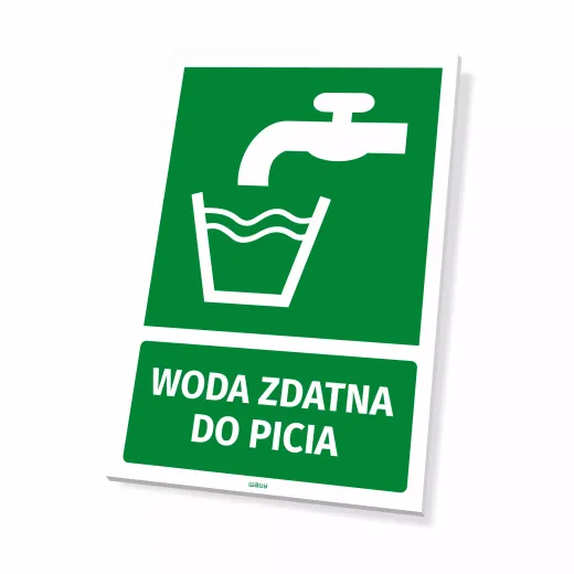 Zielona tabliczka informacyjna BHP z białym piktogramem kranu i szklanki oraz napisem Woda zdatna do picia