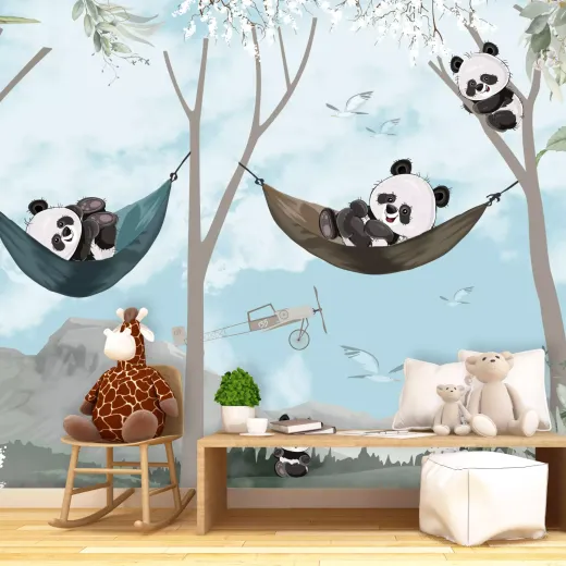 Fototapeta do pokoju dziecka z nadrukiem misiów panda odpoczywających w hamakach na tle nieba