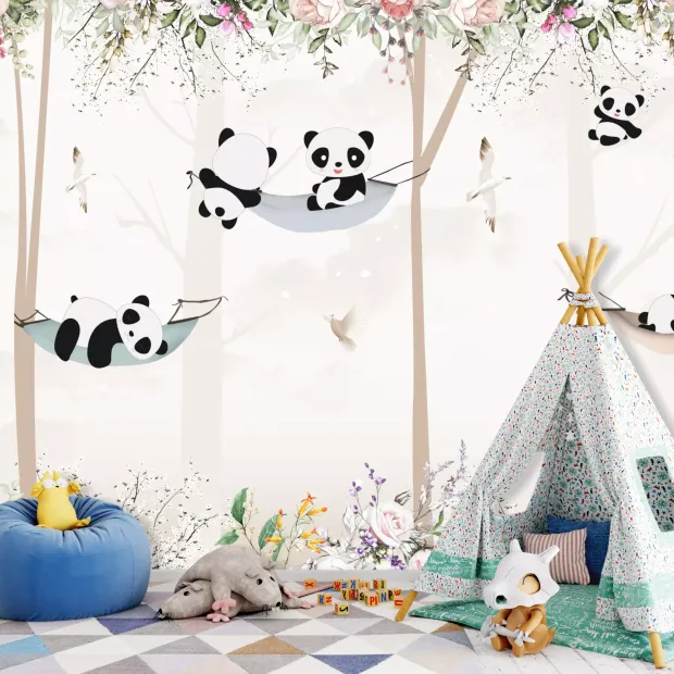 Tapeta do pokoju dziecka z nadrukiem misiów panda w hamakach, drzew i kwiatów, pokazana na ścianie we wnętrzu