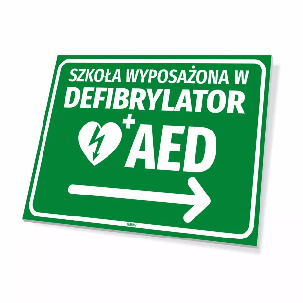 Zielona tabliczka BHP Szkoła wyposażona w defibrylator AED ze strzałką w prawo i piktogramem serca na białym tle