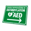 Tabliczka BHP: Szkoła wyposażona w defibrylator AED, ze strzałką w prawo - Wzór graficzny. Zielone tło z białym tekstem