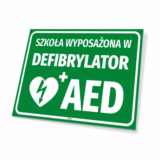 Zielona tabliczka BHP Szkoła wyposażona w defibrylator AED z białym piktogramem serca z błyskawicą i krzyżykiem