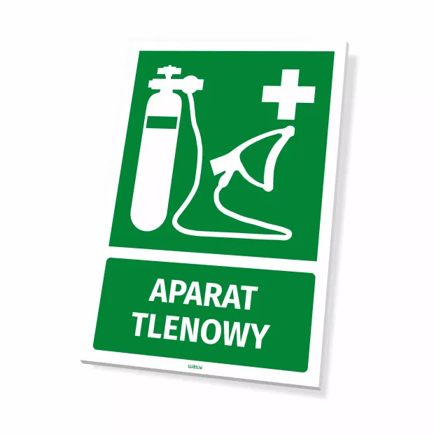 Zielona tabliczka BHP pierwsza pomoc z białym piktogramem i napisem APARAT TLENOWY, pokazana pod lekkim kątem