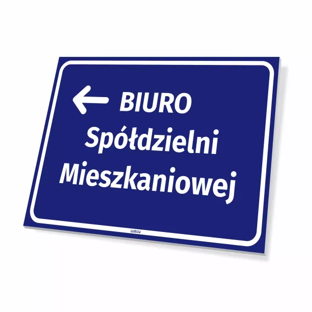 Niebieska tabliczka informacyjna z białym napisem Biuro Spółdzielni Mieszkaniowej i strzałką w lewo