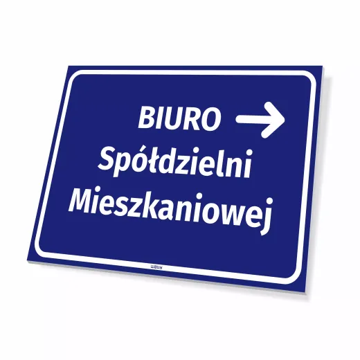 Niebieska tabliczka informacyjna z białym napisem Biuro Spółdzielni Mieszkaniowej i strzałką w prawo