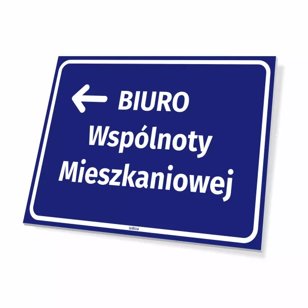 Niebieska tabliczka informacyjna z białym napisem Biuro Wspólnoty Mieszkaniowej i strzałką kierunkową w lewo