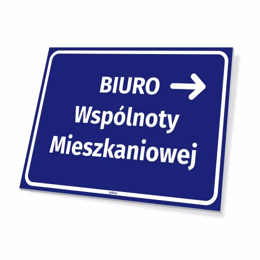Niebieska tabliczka informacyjna z białym napisem Biuro Wspólnoty Mieszkaniowej i strzałką w prawo