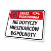 Tabliczka parkingowa: Zakaz parkowania Nie dotyczy mieszkańców wspólnoty - Wzór graficzny. Prostokątna tabliczka z czerwonym
