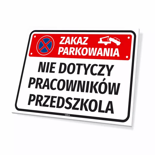 Tabliczka z napisem Zakaz parkowania nie dotyczy pracowników przedszkola oraz piktogramem odholowania pojazdu