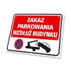 Tabliczka parkingowa: Zakaz parkowania wzdłuż budynku - Wzór graficzny. Czerwone tło z białym napisem i symbolem holowania