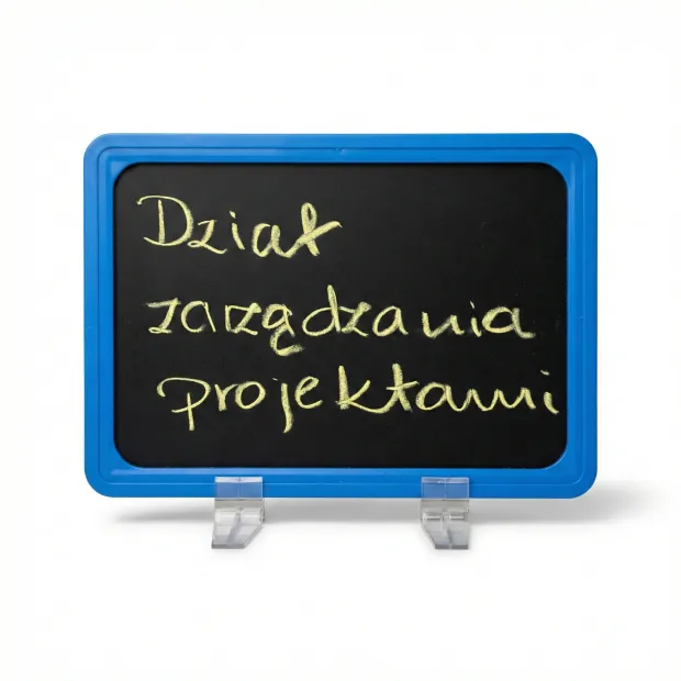 Tabliczka kredowa w niebieskiej ramce z napisem Dział zarządzania projektami, umieszczona na podstawkach