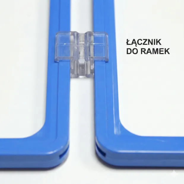 Niebieska ramka do tabliczki kredowej z przezroczystym łącznikiem do ramek, detal na białym tle