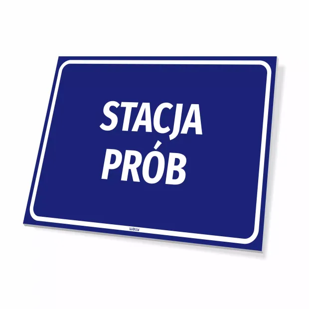 Niebieska tabliczka informacyjna z białym napisem STACJA PRÓB i ramką, pokazana na białym tle