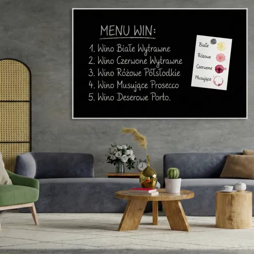 Tablica kredowa magnetyczna w srebrnej ramie z przykładowym menu win i kartką przypiętą magnesem