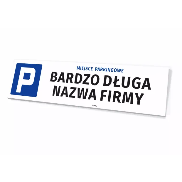 Tabliczka parkingowa z symbolem P oraz napisem MIEJSCE PARKINGOWE BARDZO DŁUGA NAZWA FIRMY w ujęciu pod kątem