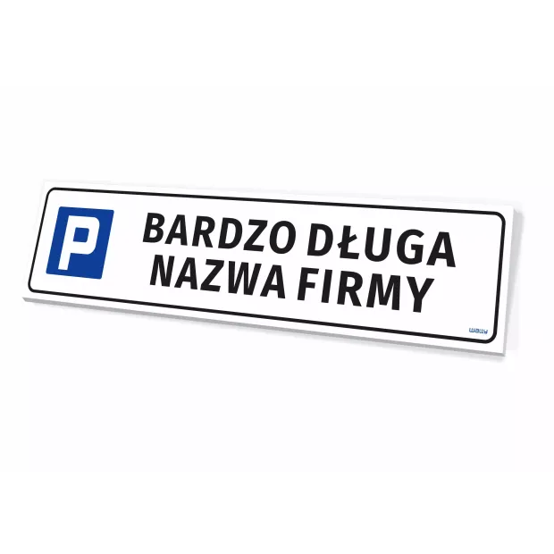 Tabliczka parkingowa na białym tle z niebieskim znakiem P i napisem BARDZO DŁUGA NAZWA FIRMY pokazana pod kątem