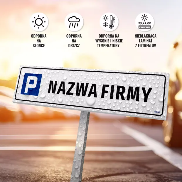 Tabliczka parkingowa z napisem NAZWA FIRMY na słupku w infografice pokazującej odporność na warunki atmosferyczne