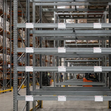 Zawieszki magazynowe suchościeralne na nadstawki paletowe A6 z własnym nadrukiem