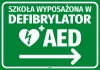 Naklejka Szkoła wyposażona w defibrylator AED, strzałka w prawo