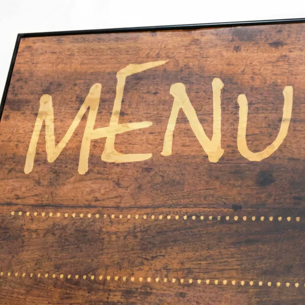 Tablica kredowa magnetyczna w ramie aluminiowej z nadrukiem - Wzór graficzny. Grafika przedstawia napis MENU w kolorze