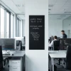 Tablica kredowa na wymiar - mazaki kredowe - Aranżacja w biurze. Ściany w jasnych kolorach, meble w odcieniach szarości