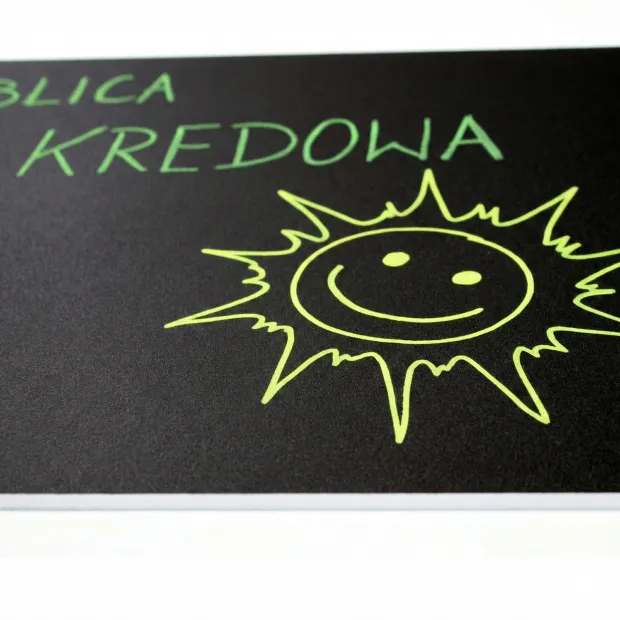 Tablica kredowa na wymiar - mazaki kredowe - Wzór graficzny. Na czarnym tle znajduje się zielony uśmiechnięty emotikon