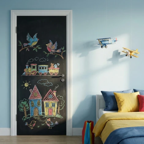 Naklejka tablicowa na drzwi na wymiar - Aranżacja w pokoju dziecięcym. Ściany w kolorze niebieskim, podłoga w kolorowe pasy