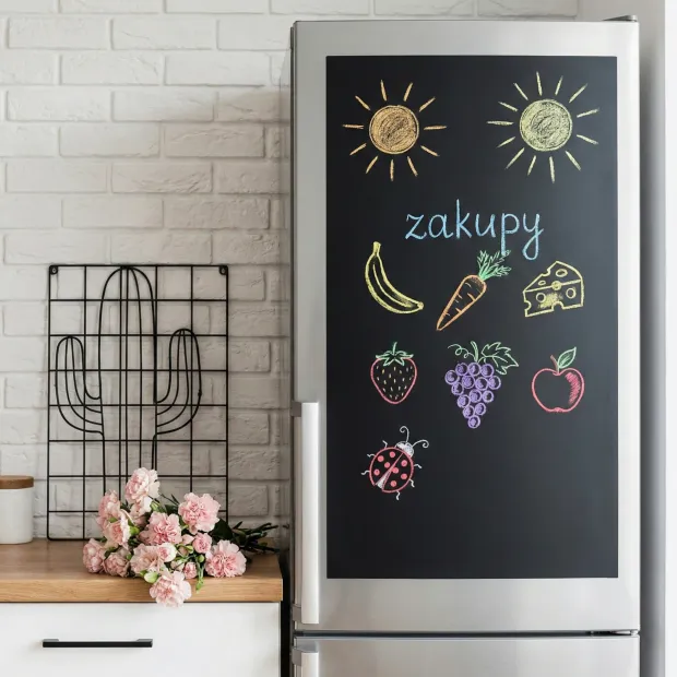Naklejka kredowa na lodówkę z przykładowymi rysunkami owoców i napisem zakupy