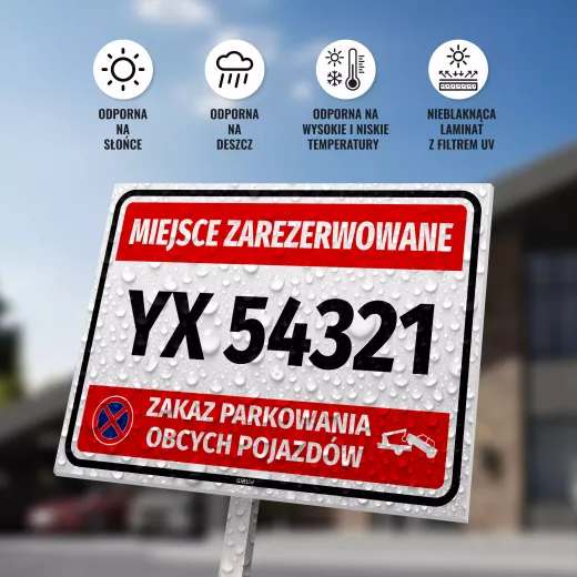 Tabliczka Miejsce zarezerwowane Zakaz parkowania obcych pojazdów z miejscem na numer na słupku z kroplami wody