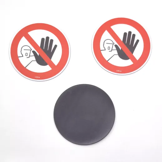 Znak magnetyczny z nadrukiem zakazu wstępu pokazany od strony grafiki oraz od ciemnego spodu folii magnetycznej