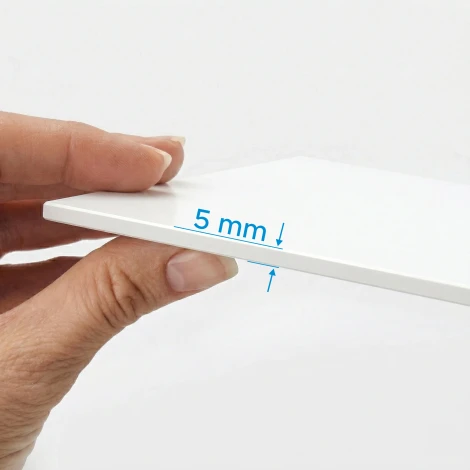 Płyta PCV 5mm biała PVC na wymiar - Wzór graficzny. Widoczne białe arkusze ułożone w stos, z gładką powierzchnią