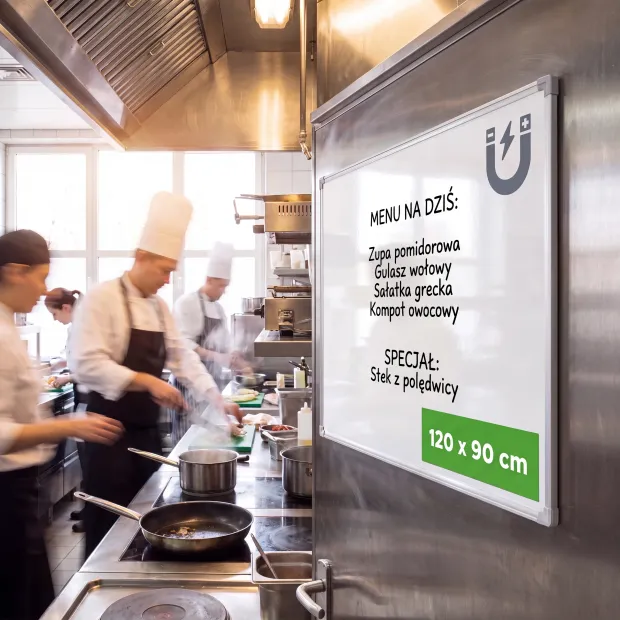 Tablica magnetyczna suchościeralna w ramie aluminiowej z przykładowym nadrukiem menu w kuchni gastronomicznej