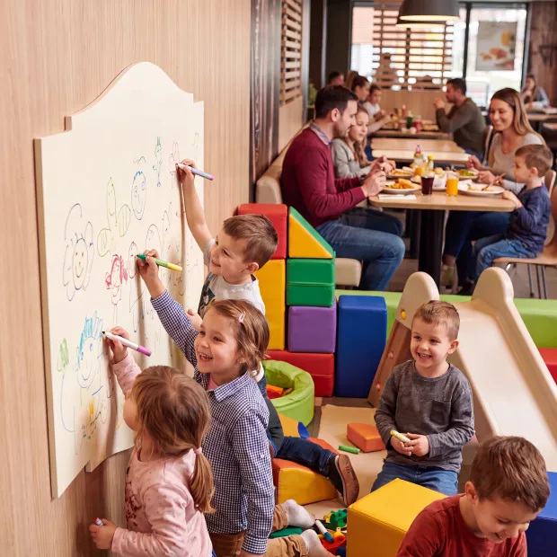 Tablica magnetyczna suchościeralna o ozdobnym kształcie w kąciku dla dzieci w restauracji