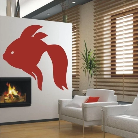 Stylowa naklejka ryby w ciepłym odcieniu czerwieni, doskonała do nowoczesnego salonu z kominkiem.